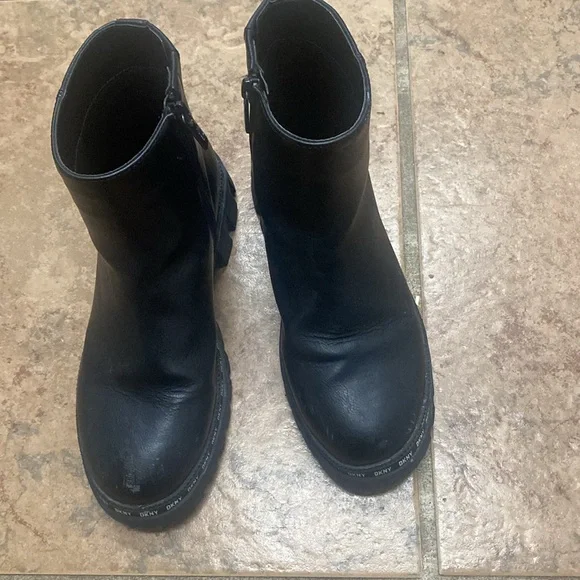 Girls Black DNKY Chelsea boots. - Picture 5 of 9